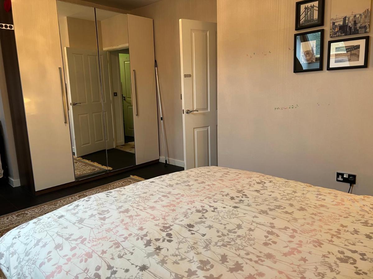 Sheffield City Centre , Free Wifi & Parking - Private Room - Shared House Exterior foto