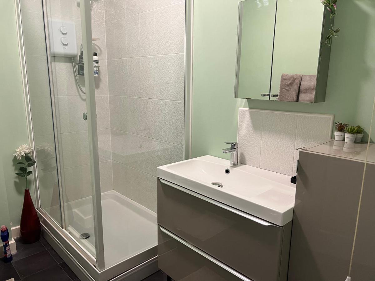 Sheffield City Centre , Free Wifi & Parking - Private Room - Shared House Exterior foto
