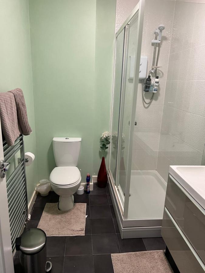 Sheffield City Centre , Free Wifi & Parking - Private Room - Shared House Exterior foto